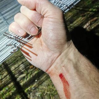 V pátek jsem si říkal, že si musím objednat nátepníky.. Buďte prosím s naším pletivem opatrní. Pro dnešek stačilo - zítra...